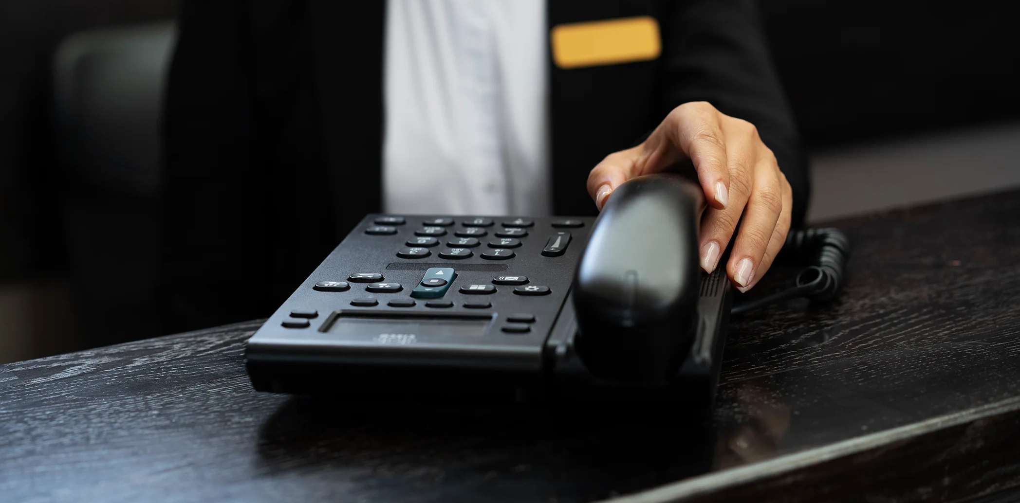 Recepcionista profesional en edificio corporativo